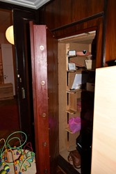 <p>De zware Lips kluis die in 1934 tussen de eetzaal en de zitkamer is aangebracht. De lambrisering is hier zorgvuldig overheen aangebracht.</p>
